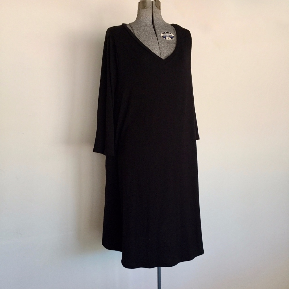 SWINGY BLACK TRAPEZE DRESS